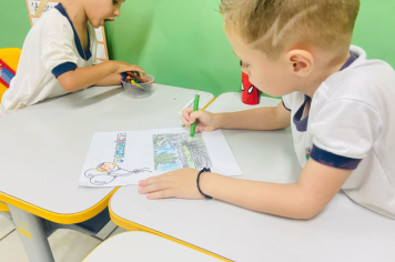 Foto - Alunos celebram o aniversário de Albertina e o Carnaval com muita alegria!