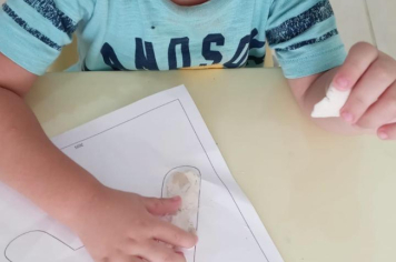 Foto - Alunos celebram o aniversário de Albertina e o Carnaval com muita alegria!