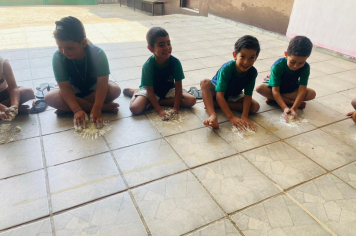 Foto - Mãos que criam: alunos da Creche e da Pré-Escola se divertem com massinhas coloridas