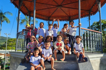 Foto - Alunos celebram o aniversário de Albertina e o Carnaval com muita alegria!