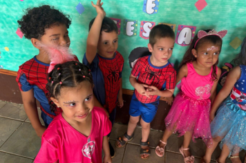 Foto - Alunos celebram o aniversário de Albertina e o Carnaval com muita alegria!