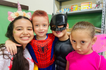 Foto - Alunos celebram o aniversário de Albertina e o Carnaval com muita alegria!
