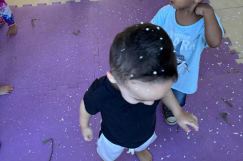 Foto - Alunos celebram o aniversário de Albertina e o Carnaval com muita alegria!