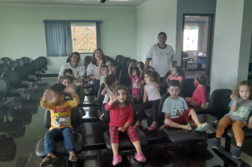 Foto - Alunos celebram o aniversário de Albertina e o Carnaval com muita alegria!