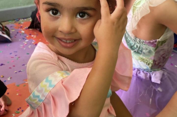 Foto - Alunos celebram o aniversário de Albertina e o Carnaval com muita alegria!