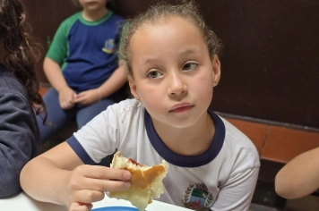 Foto relacionada - LANCHES ESPECIAIS MARCAM PROGRAMAÇÃO DE FIM DE ANO NA PRÉ-ESCOLA MUNICIPAL LUZIA SANCHES DINIZ