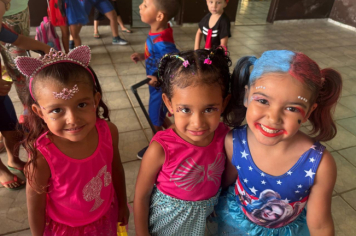 Foto - Alunos celebram o aniversário de Albertina e o Carnaval com muita alegria!
