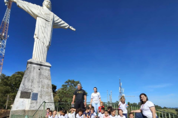 Foto - Alunos celebram o aniversário de Albertina e o Carnaval com muita alegria!