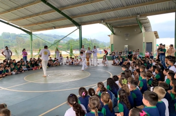 Foto relacionada - Capoeira leva cultura, movimento e consciência para estudantes de Albertina