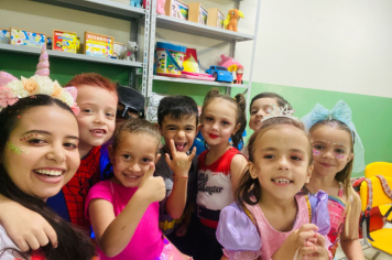 Foto - Alunos celebram o aniversário de Albertina e o Carnaval com muita alegria!