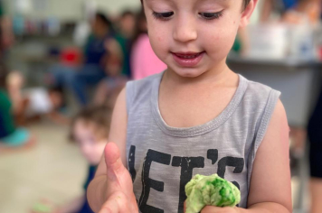 Foto relacionada - Criatividade em ação: crianças da rede municipal aprendem e se divertem com massinhas durante a Semana das Crianças
