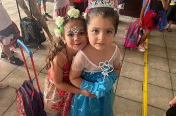 Foto - Alunos celebram o aniversário de Albertina e o Carnaval com muita alegria!