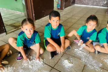 Foto - Mãos que criam: alunos da Creche e da Pré-Escola se divertem com massinhas coloridas
