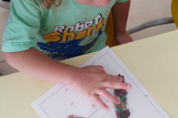 Foto - Alunos celebram o aniversário de Albertina e o Carnaval com muita alegria!