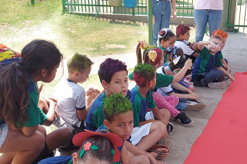 Foto relacionada - Semana da Criança começa com o divertido Dia do Cabelo Maluco na Escola Municipal Antonio Ferreira