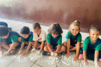 Foto - Mãos que criam: alunos da Creche e da Pré-Escola se divertem com massinhas coloridas