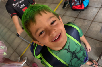 Foto - Alunos celebram o aniversário de Albertina e o Carnaval com muita alegria!