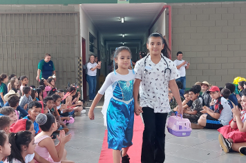 Foto - Dia de Fantasia na Escola Municipal Antônio Ferreira