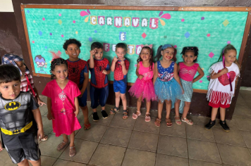 Foto - Alunos celebram o aniversário de Albertina e o Carnaval com muita alegria!