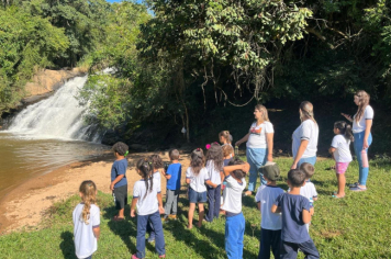 Foto - Alunos celebram o aniversário de Albertina e o Carnaval com muita alegria!
