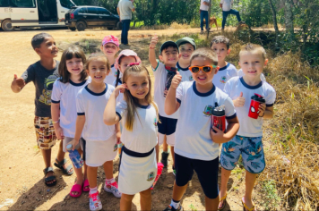 Foto - Alunos celebram o aniversário de Albertina e o Carnaval com muita alegria!