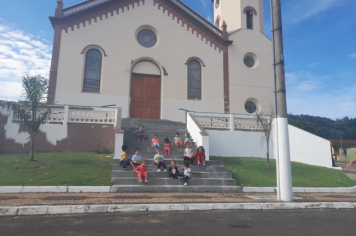 Foto - Alunos celebram o aniversário de Albertina e o Carnaval com muita alegria!