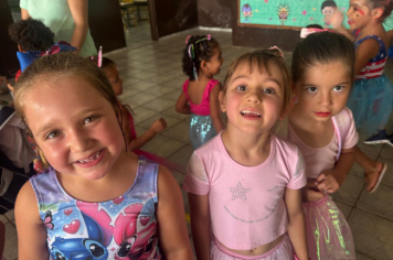 Foto - Alunos celebram o aniversário de Albertina e o Carnaval com muita alegria!