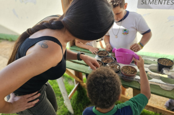 Foto - Plantio de Sementes (Dia da Árvore | Pré-Escola M. Luzia Sanches Diniz)