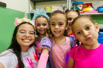 Foto - Alunos celebram o aniversário de Albertina e o Carnaval com muita alegria!