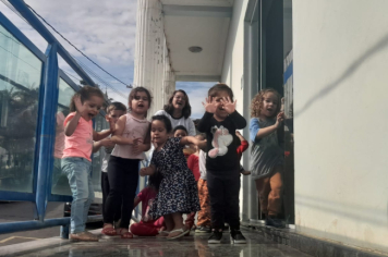 Foto - Alunos celebram o aniversário de Albertina e o Carnaval com muita alegria!