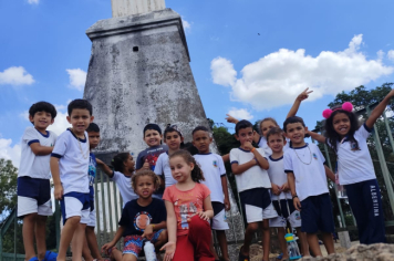Foto - Alunos celebram o aniversário de Albertina e o Carnaval com muita alegria!