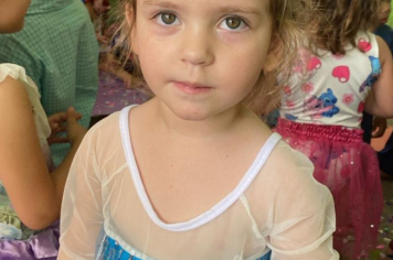 Foto - Alunos celebram o aniversário de Albertina e o Carnaval com muita alegria!