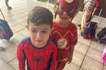 Foto - Alunos celebram o aniversário de Albertina e o Carnaval com muita alegria!