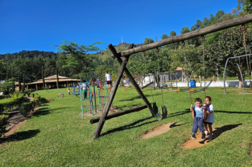 Foto - Alunos celebram o aniversário de Albertina e o Carnaval com muita alegria!