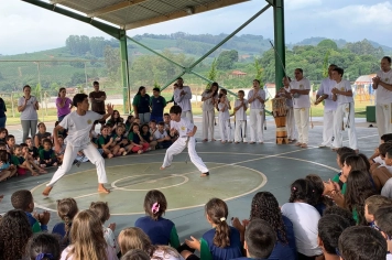 Foto relacionada - Capoeira leva cultura, movimento e consciência para estudantes de Albertina