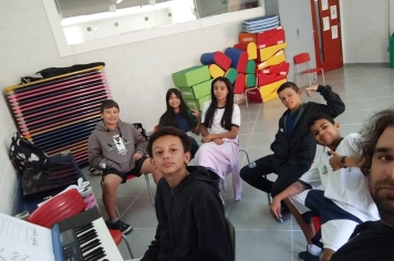 Foto relacionada - Aula de piano encanta alunos da Escola Municipal Antonio Ferreira