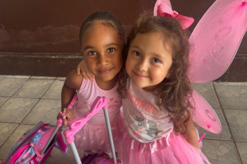 Foto - Alunos celebram o aniversário de Albertina e o Carnaval com muita alegria!