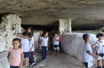 Foto - Alunos celebram o aniversário de Albertina e o Carnaval com muita alegria!