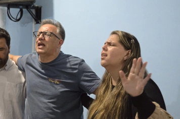 Foto relacionada - Terceiro dia da 8ª Semana Evangélica reúne fiéis na Igreja Resgatando Vidas em noite de oração e renovação