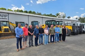 Foto relacionada - Parceria que vira asfalto: renovação de frota da AMARP reforça infraestrutura para Albertina e região