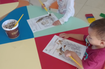 Foto - Alunos celebram o aniversário de Albertina e o Carnaval com muita alegria!