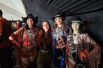 Foto - Abertura do 29º Rodeio leva emoção e espetáculo à arena!