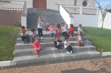 Foto - Alunos celebram o aniversário de Albertina e o Carnaval com muita alegria!