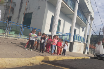 Foto - Alunos celebram o aniversário de Albertina e o Carnaval com muita alegria!
