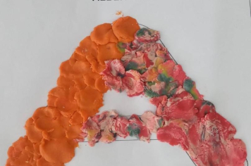 Foto - Alunos celebram o aniversário de Albertina e o Carnaval com muita alegria!