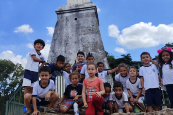 Foto - Alunos celebram o aniversário de Albertina e o Carnaval com muita alegria!