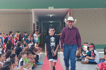 Foto - Dia de Fantasia na Escola Municipal Antônio Ferreira