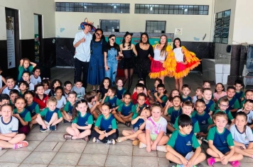 Foto relacionada - Teatro encanta crianças da Pré-Escola Luzia Sanches Diniz com “Os Saltimbancos”
