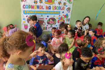 Foto - Alunos celebram o aniversário de Albertina e o Carnaval com muita alegria!