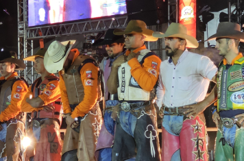 Foto - Tradição e fé embalaram o segundo dia do rodeio